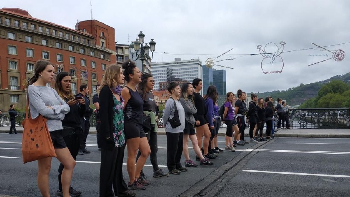 Feministas, ayer, cortando el puente del ayuntamiento de Bilbao.