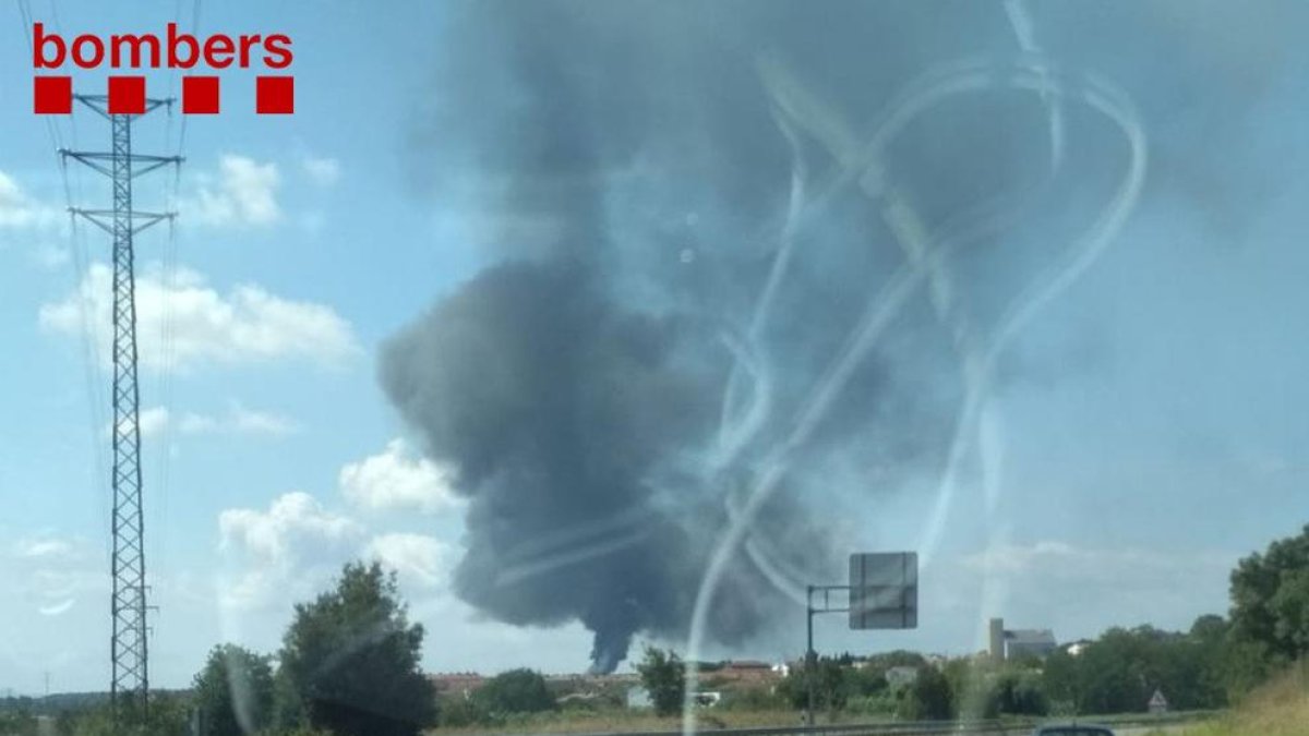 Columna de fum de l’incendi de Riudellots.