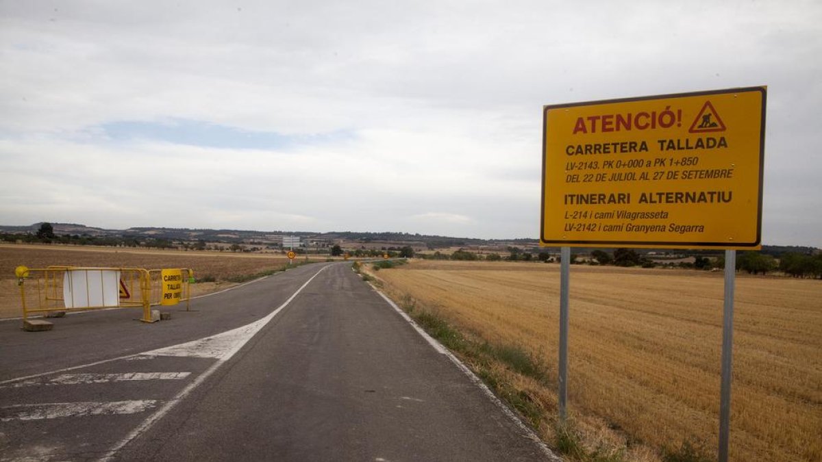 La carretera LV-2143, cortada por obras de mejora.