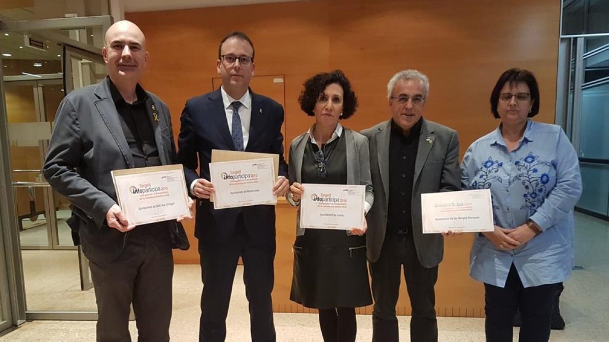 Alcaldes y representantes de los ayuntamientos premiados.