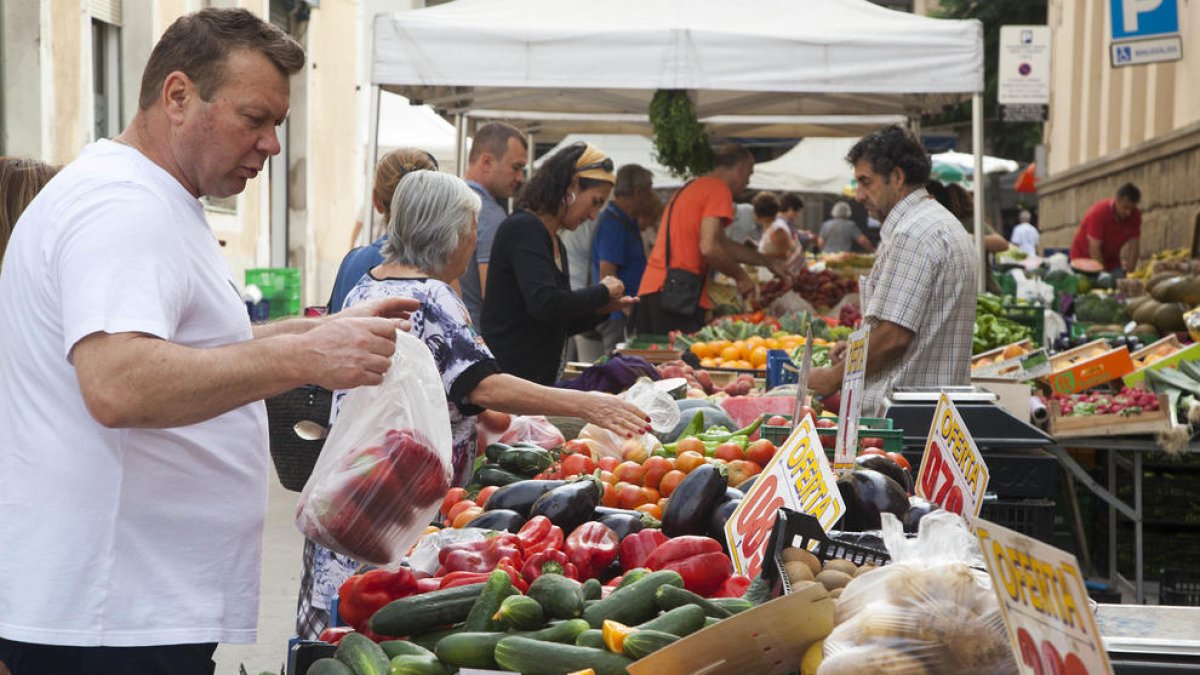 El mercado semanal de Guissona, que se celebró ayer.
