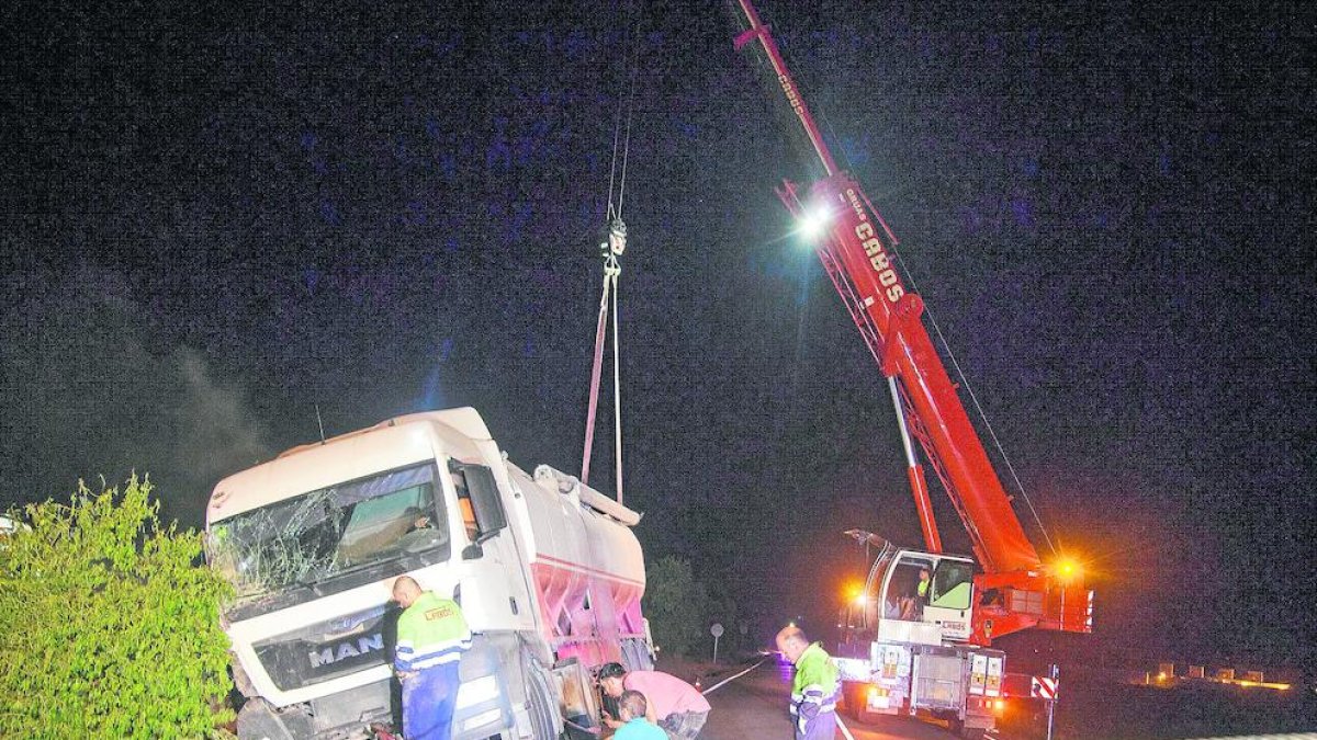 El camión de la C-14. madrugada de ayer la C-14 en Tàrrega para retirar un camión.