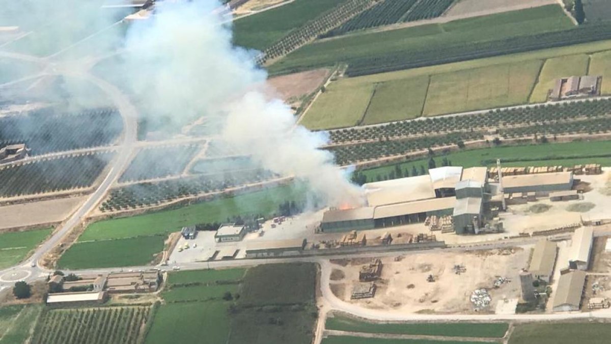 En esta imagen aérea se aprecia la gran columna de humo provocada por el incendio.