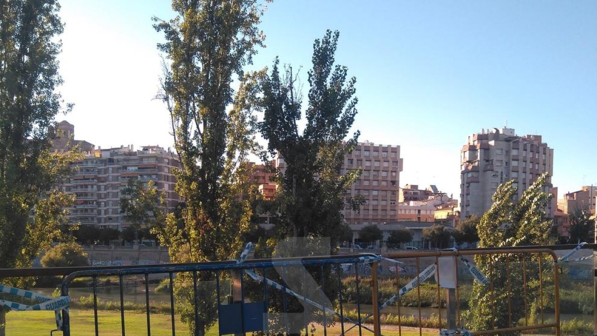 Vallas en lugar de cristal en la pasarela de los Camps Elisis de Lleida.