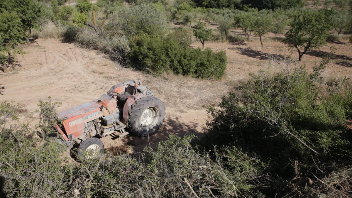 El tractor cayó por un desnivel y atrapó al hombre en una finca entre Vinaixa y L’Albi.
