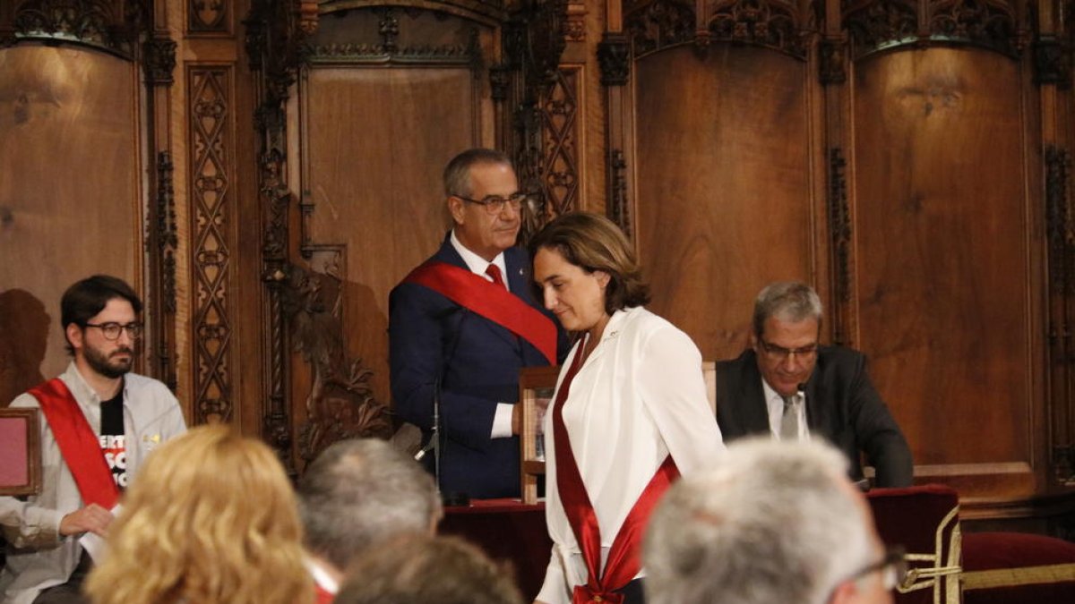 Ada Colau és investida de nou alcaldessa de Barcelona amb els vots dels comuns, el PSC i tres regidors de Valls