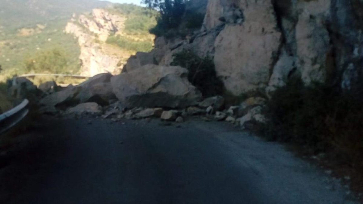 Tallada la carretera d'accés al congost de Mont-rebei per una esllavissada