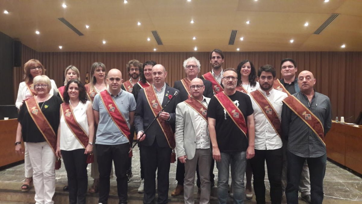 Vidal, amb la vara d’alcalde i la resta de regidors del nou ajuntament de Balaguer.