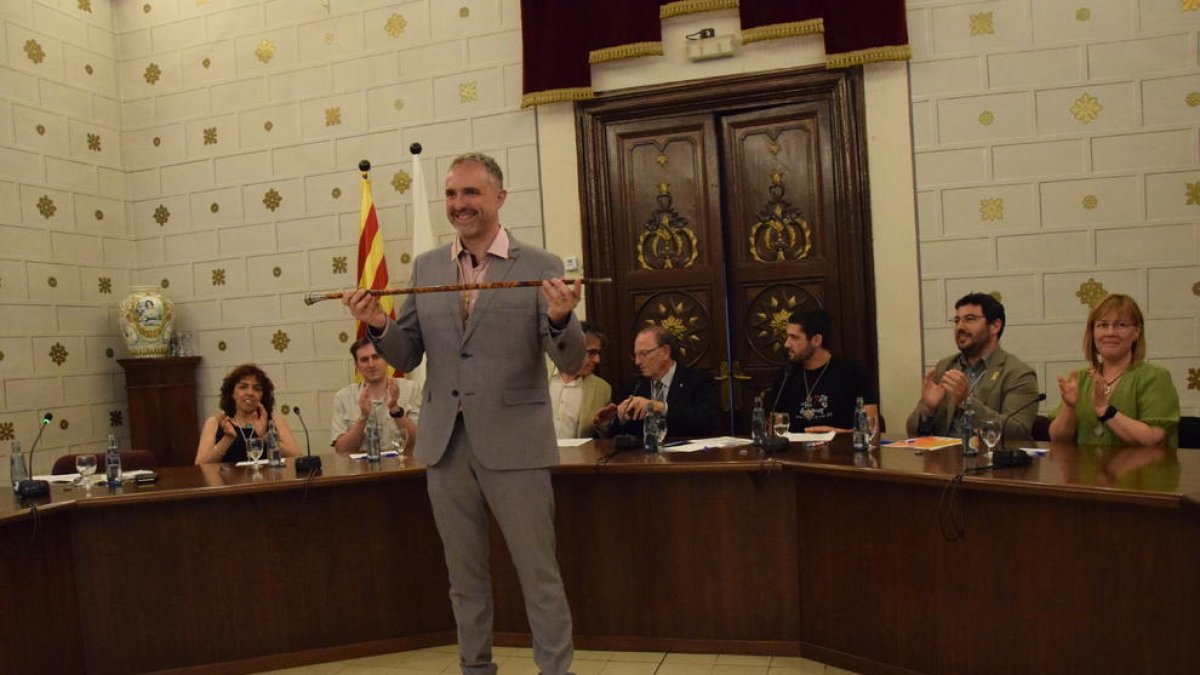 Jordi Fàbrega, de Junts per la Seu, amb la vara d’alcalde després d’assumir ahir el càrrec.