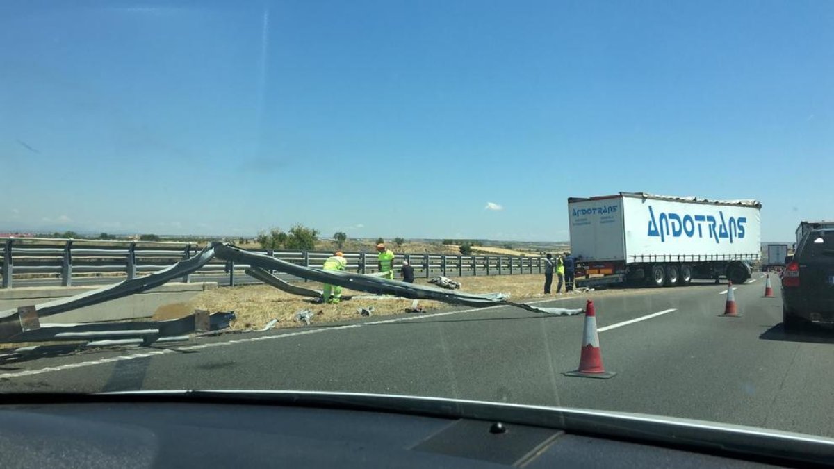 Vista del camió accidentat ahir a l’A-2 a Bellpuig.