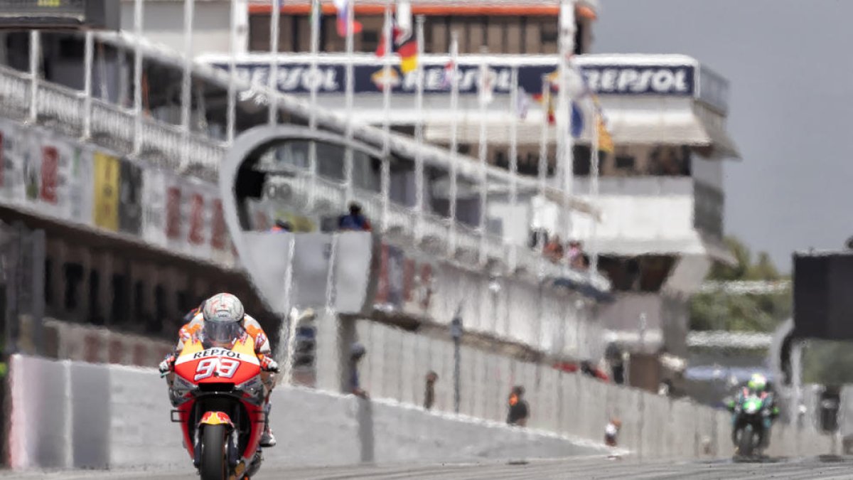 Marc Màrquez, a la recta principal, en un moment de la sessió de classificació del GP de Catalunya.