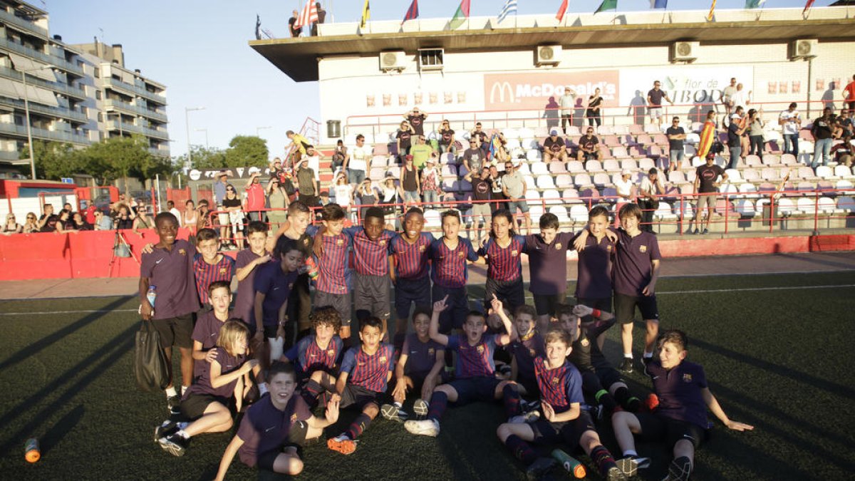 Los equipos alevín, con la camiseta azulgrana, y benjamín, con la de entrenamiento, ayer celebrando sus victorias en los torneos.