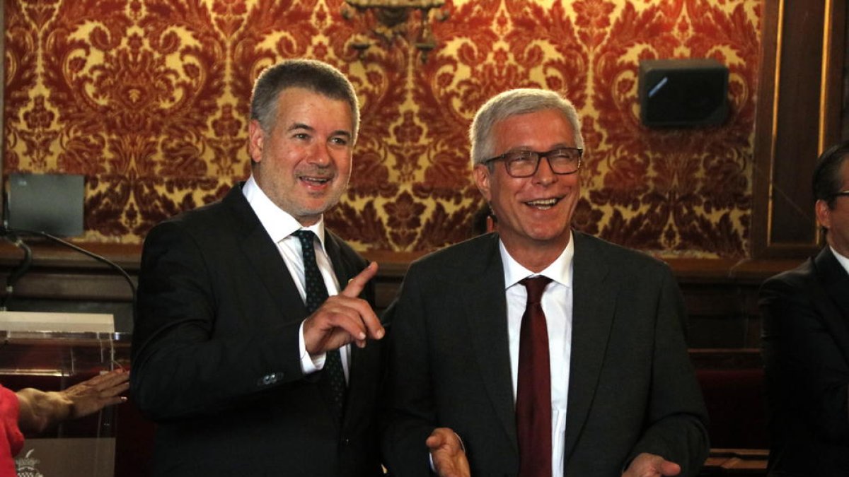 El nou alcalde de Tarragona, Pau Ricomà, amb el sortint, Josep Fèlix Ballesteros, ahir.