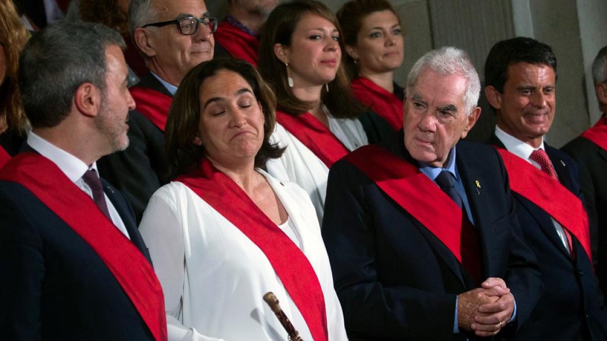 Ernest Maragall mira a Ada Colau y Jaume Collboni mientras Manuel Valls sonríe al haber impedido que ERC gobierne en Barcelona.