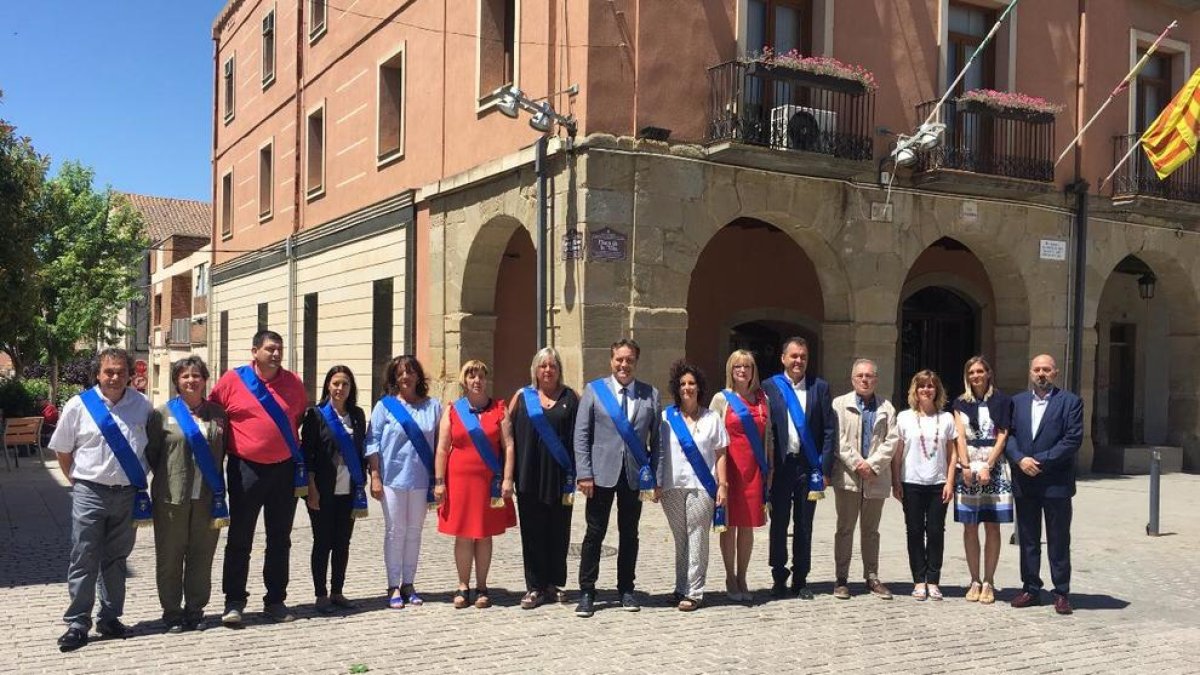 Els edils d’Almacelles, després del ple de constitució.