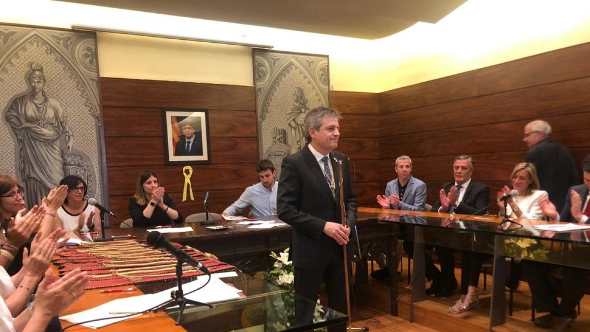 David Rodríguez, amb la vara d’alcalde al ser escollit de nou com a primer edil.