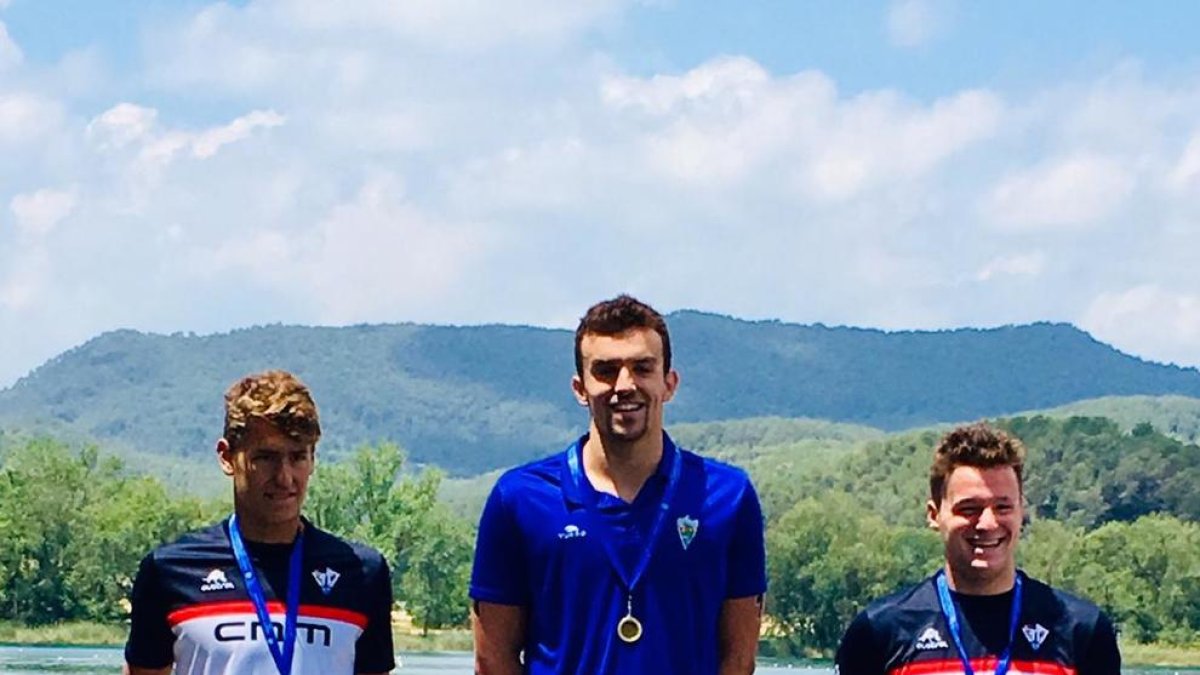 Ferran Julià, al podi després de proclamar-se campió d’Espanya al llac de Banyoles.