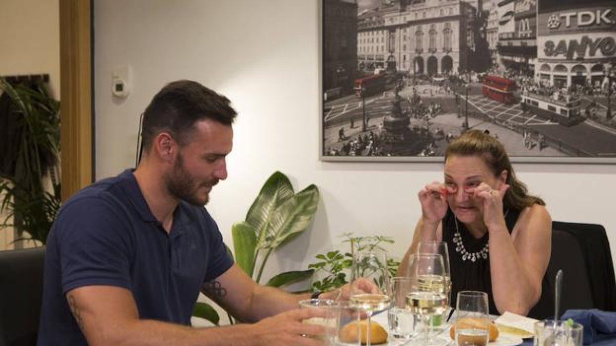 Saúl Craviotto con Emma, su madre.