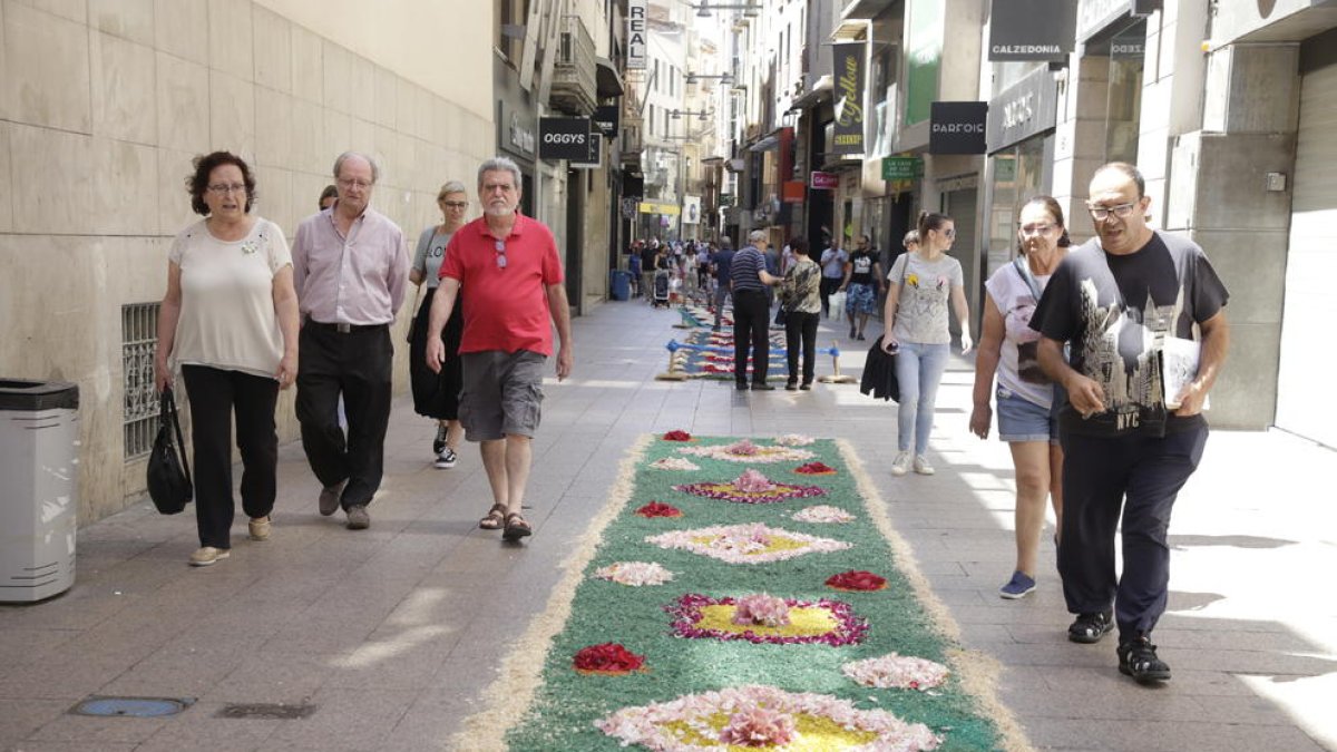 Les catifes del Corpus tornen a guarnir l'Eix Comercial