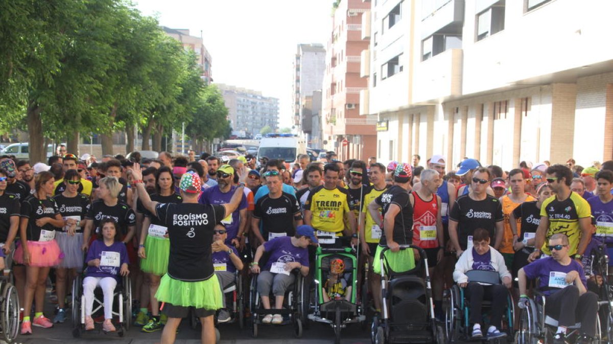 Foto de grup dels participants de la cursa sobre la línia de sortida en els moments previs a la disputa de la prova.