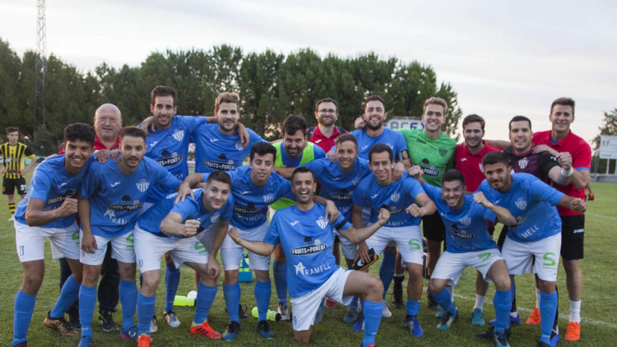 La plantilla de l’Alcarràs celebra el pas a la següent ronda de la Copa Catalunya Amateur, ahir al Municipal d’Anglesola.