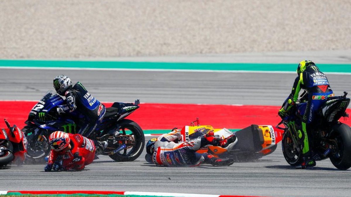 Momento de la caída provocada por Jorge Lorenzo, que dejó fuera a Dovizioso, Rossi y Viñales.