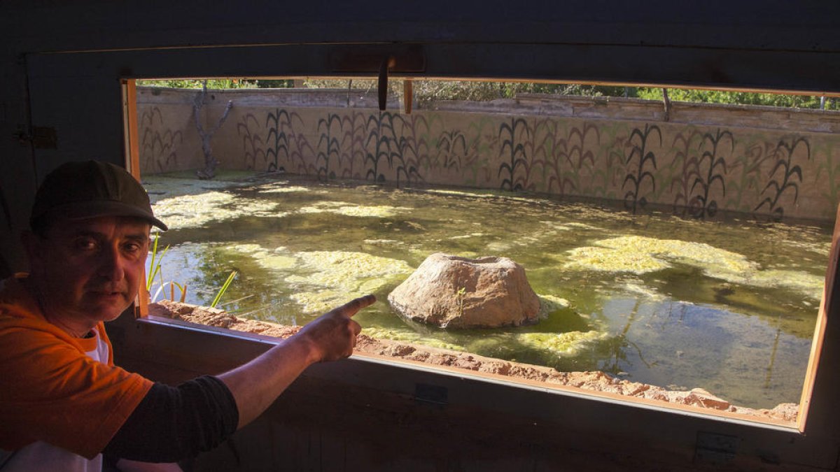 Eduard Viver observando la balsa por el vidrio espía.