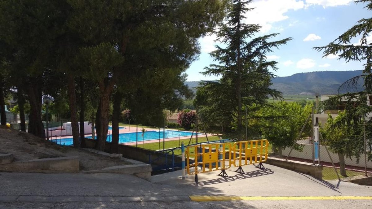 Vista de las piscinas municipales de La Granja d’Escarp donde tuvo lugar el trágico suceso el domingo.