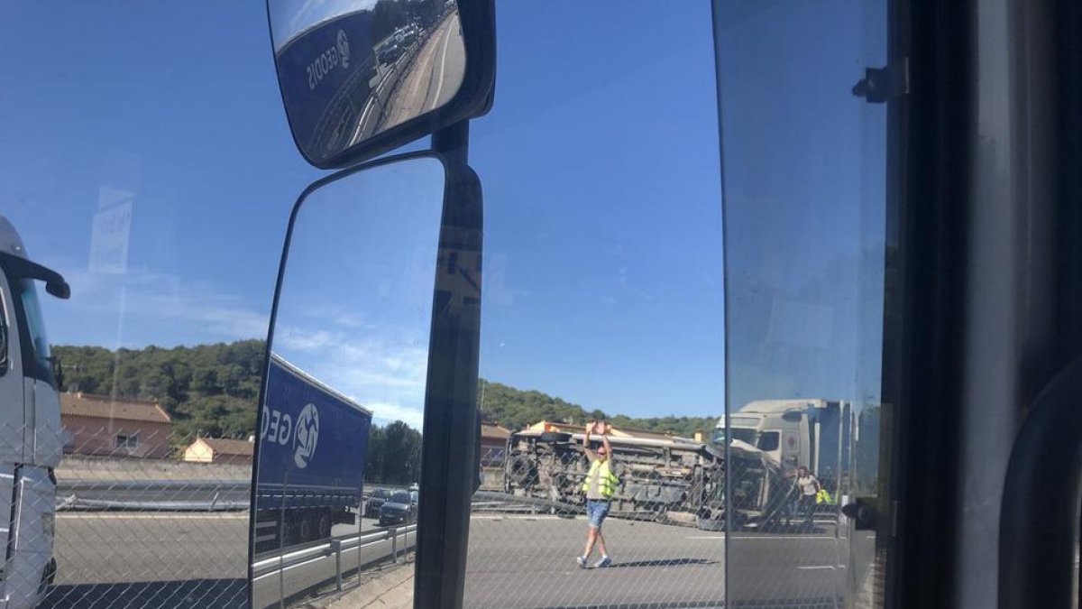 Imatge de la furgoneta bolcada al mig de la calçada.