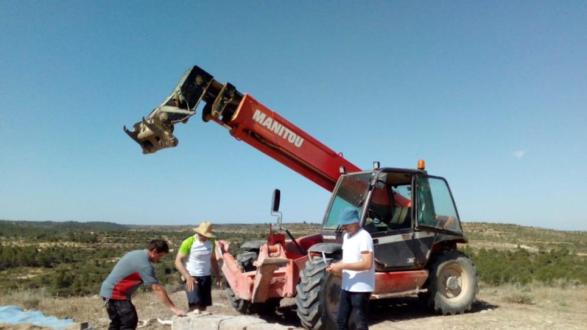 Las obras para reconstruir el Arc d’Adar o d’Adà de Llardecarn tras quedar destrozado en marzo.