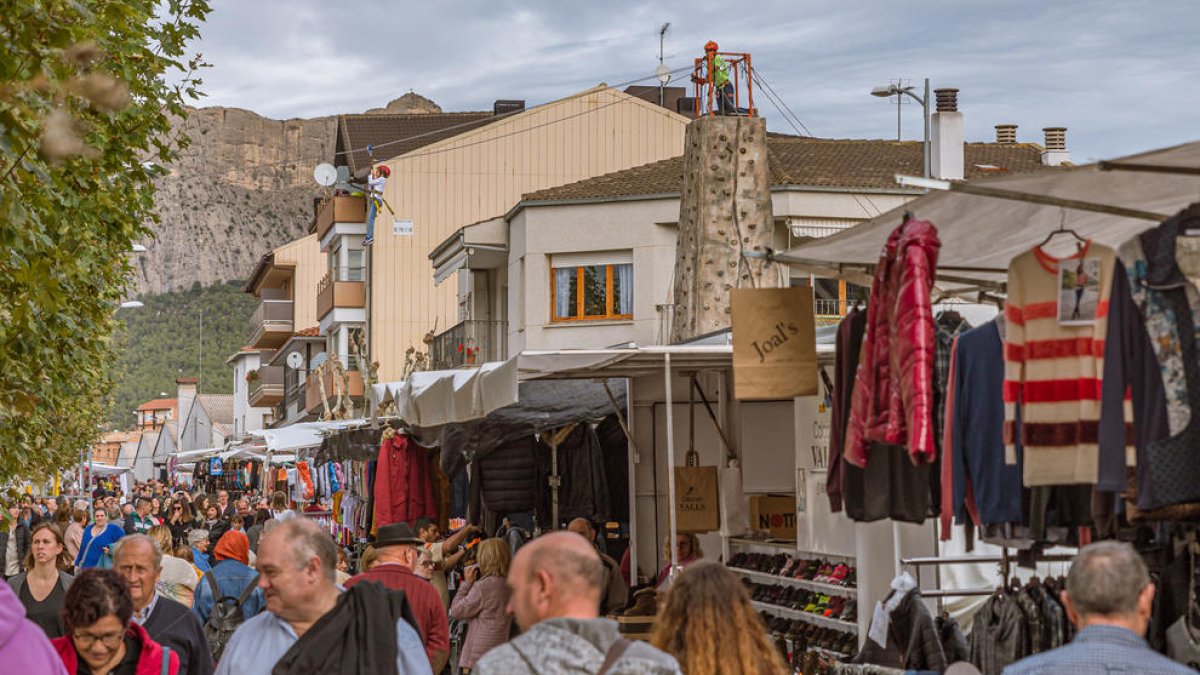 Vista de l’afluència de públic ahir a la fira, amb la tirolina, una de les activitats, al fons.
