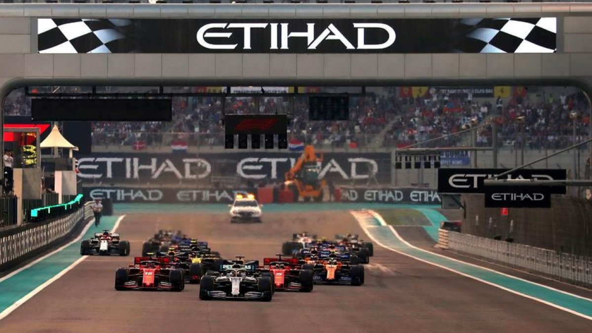 Los primeros instantes de la carrera, con Hamilton en cabeza.