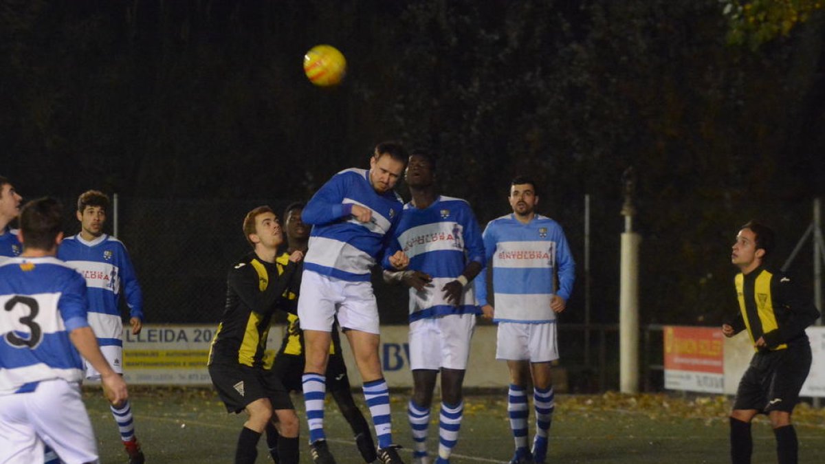 Un jugador del Pardinyes B i un de l’Albesa es disputen la pilota.