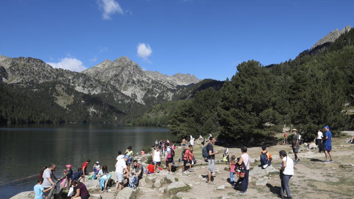 Imatge d’un grup de turistes a l’estany de Sant Maurici el mes d’agost passat.