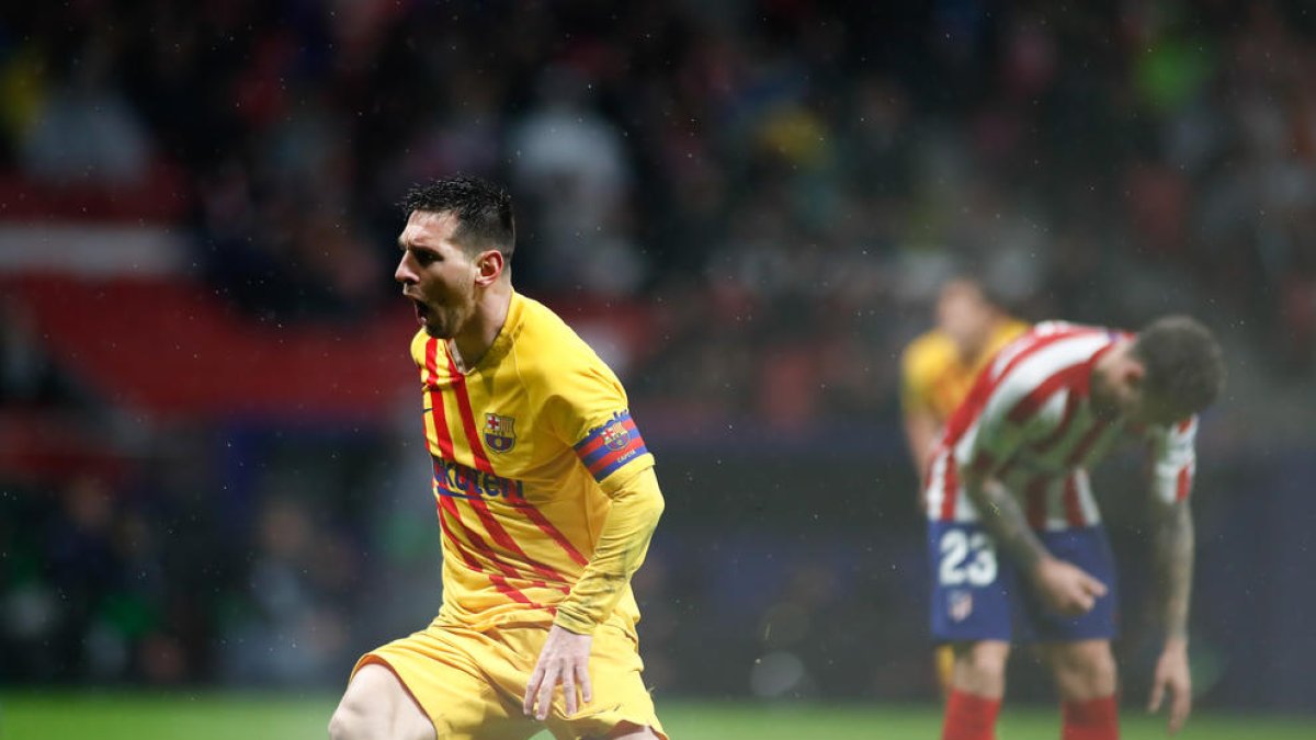 Leo Messi celebra exultant el gol que a la fi va donar al Barça tres punts que el mantenen al capdavant de la classificació empatat amb el Madrid.
