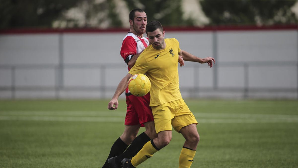 Un jugador de l’EFAC intenta controlar una pilota davant l’oposició d’un rival.