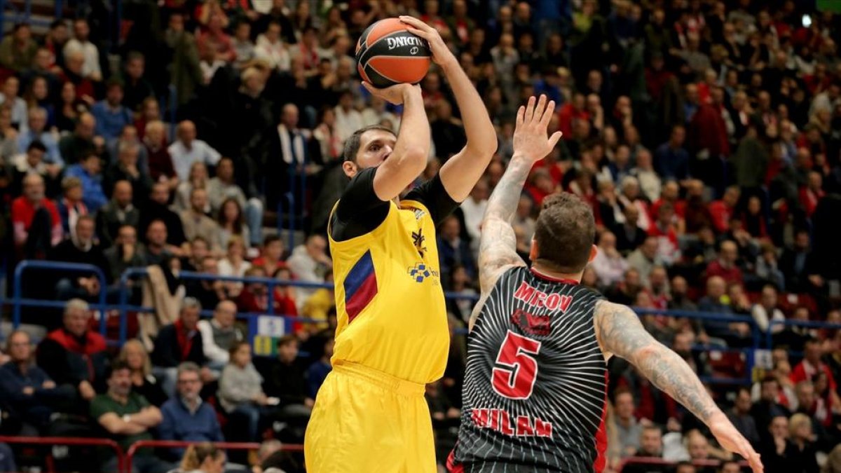 Mirotic llança a cistella davant del jugador del Milan Micov.