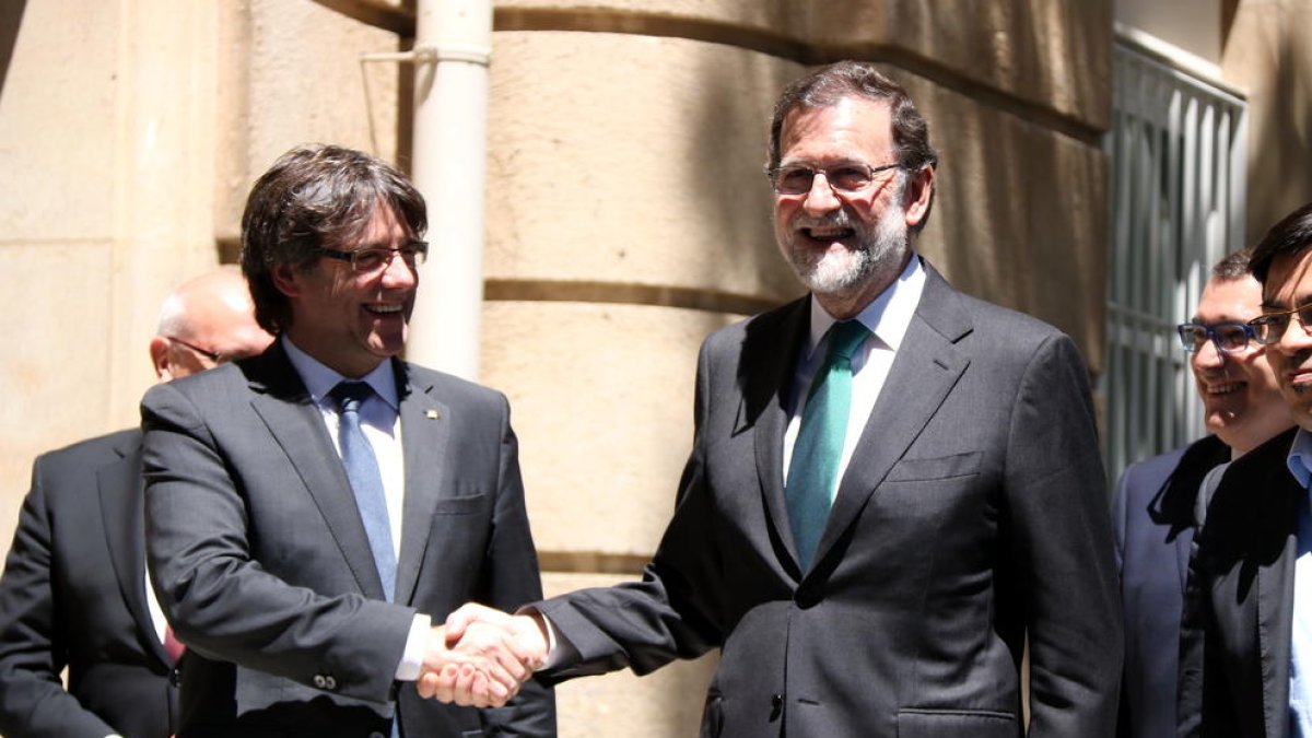 Imagen de archivo de Puigdemont y Rajoy del 12 de mayo de 2017.
