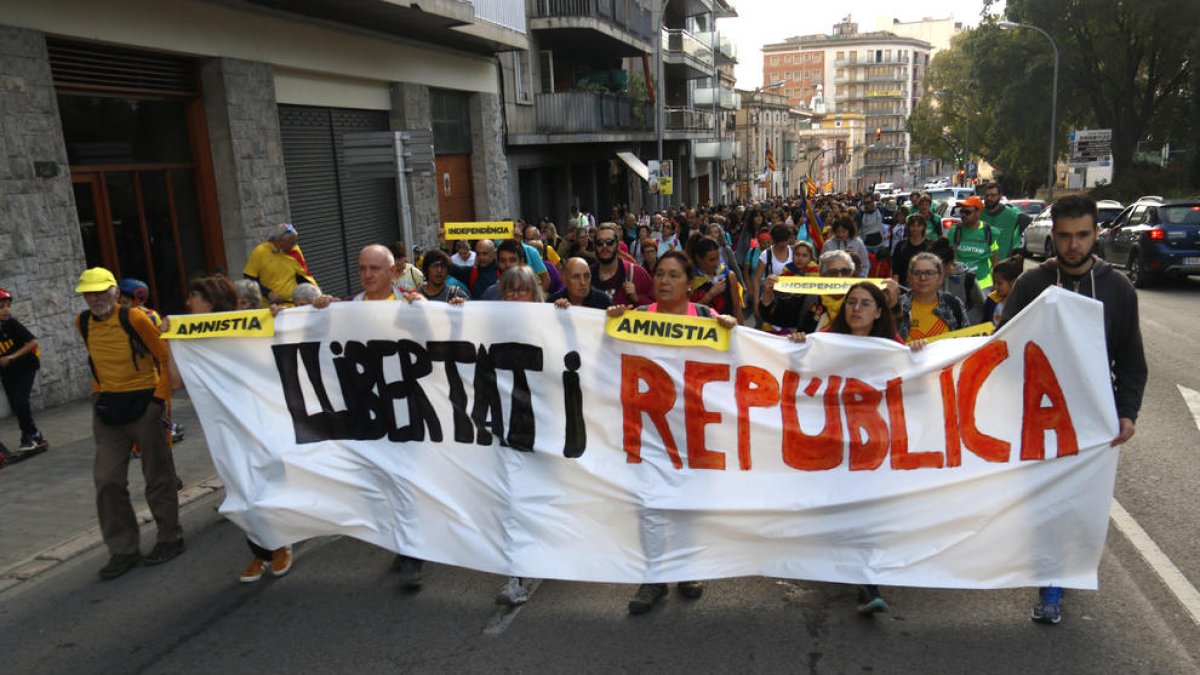 Els participants en la marxa per la llibertat convocada pels CDR de Figueres.