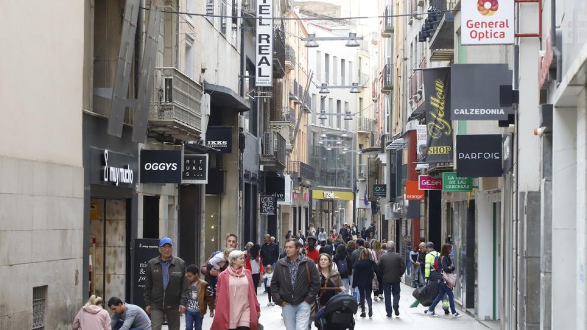 Vista del  Eix Comercial, donde muchas tiendas abrieron, ayer a media mañana.