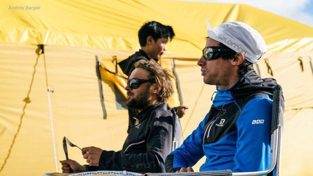 Kilian, recuperando fuerzas en el campo base.
