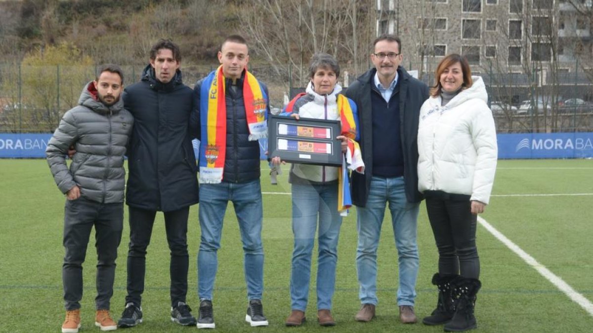 Els clubs van homenatjar l'exentrenador Emili Vicente, amb la seua viuda, Antònia, i el fill gran
