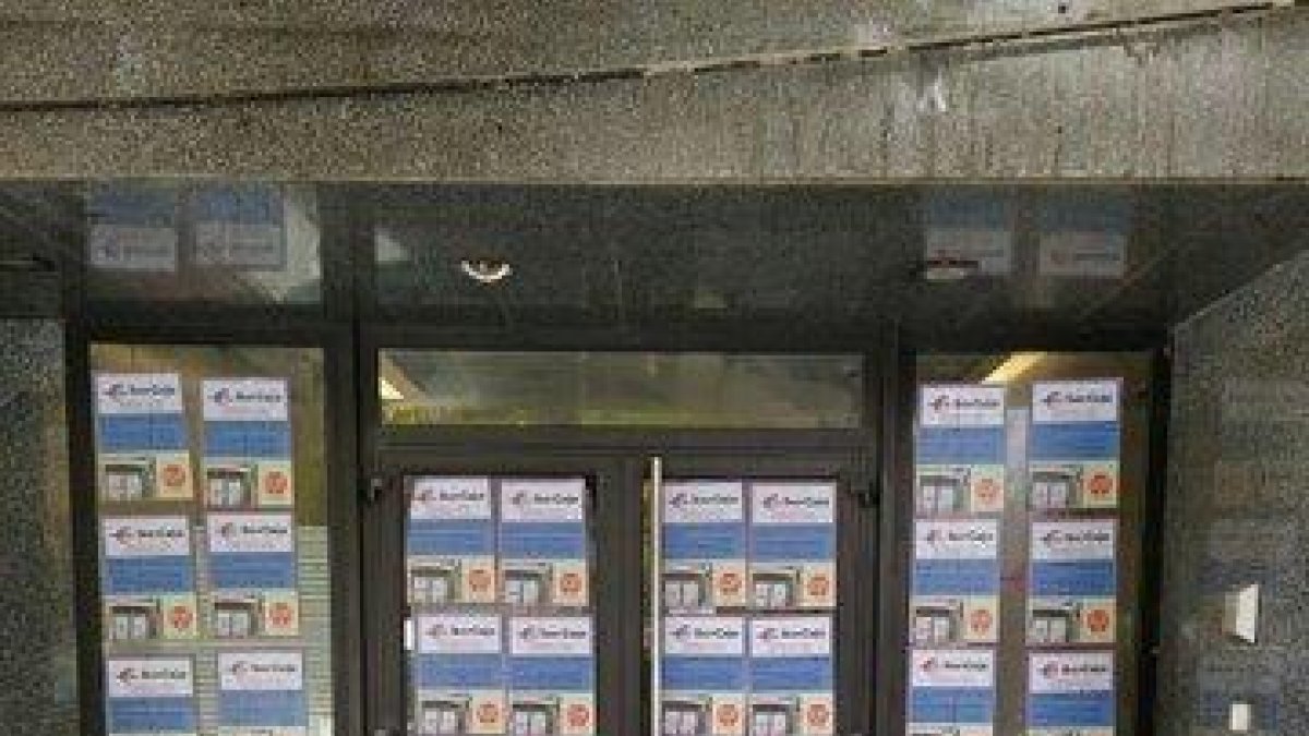 Els CDR de Lleida empaperen les oficines d'una entitat bancària a la ciutat