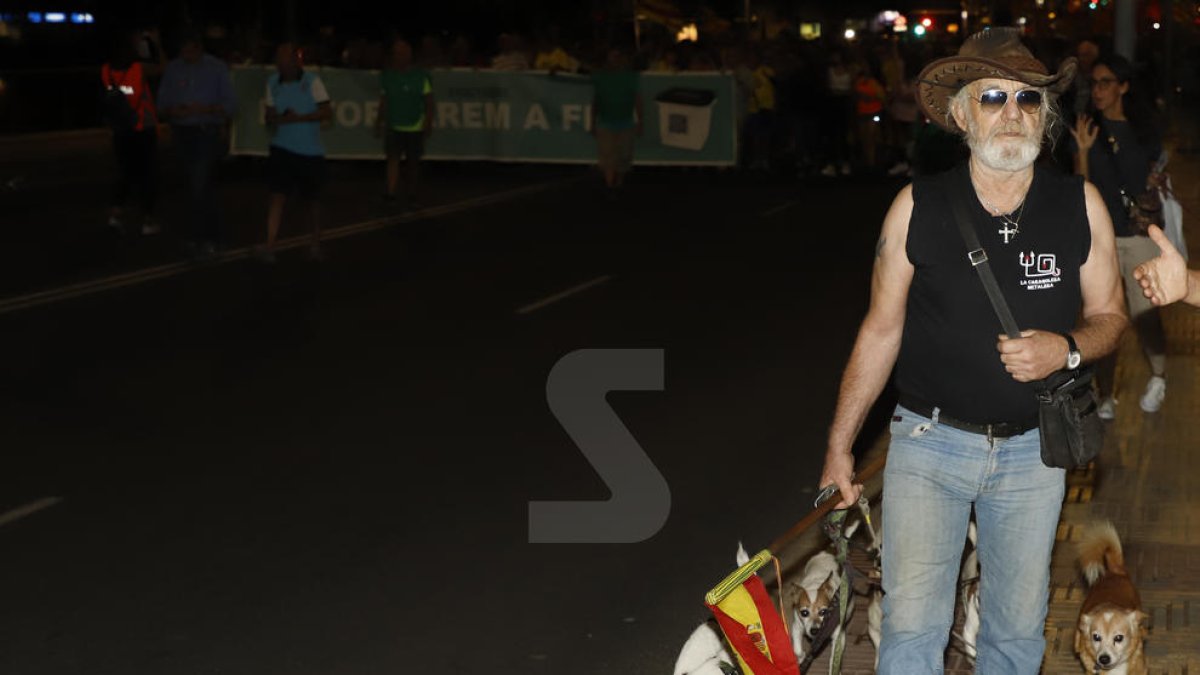 Va cridar l'atenció que es va afegir a la marxa un senyor amb diversos gossos i enarborant una bandera espanyola
