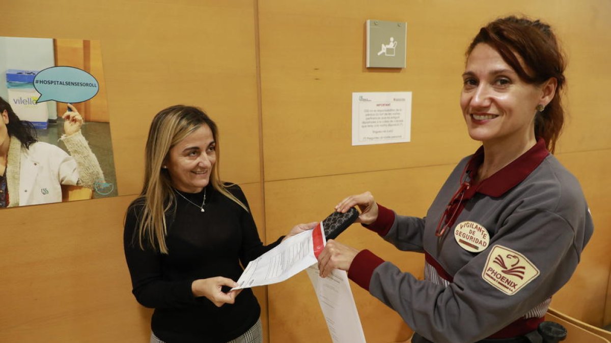 La vigilante de seguridad del Santa Maria recoge un objeto para la caja fuerte.