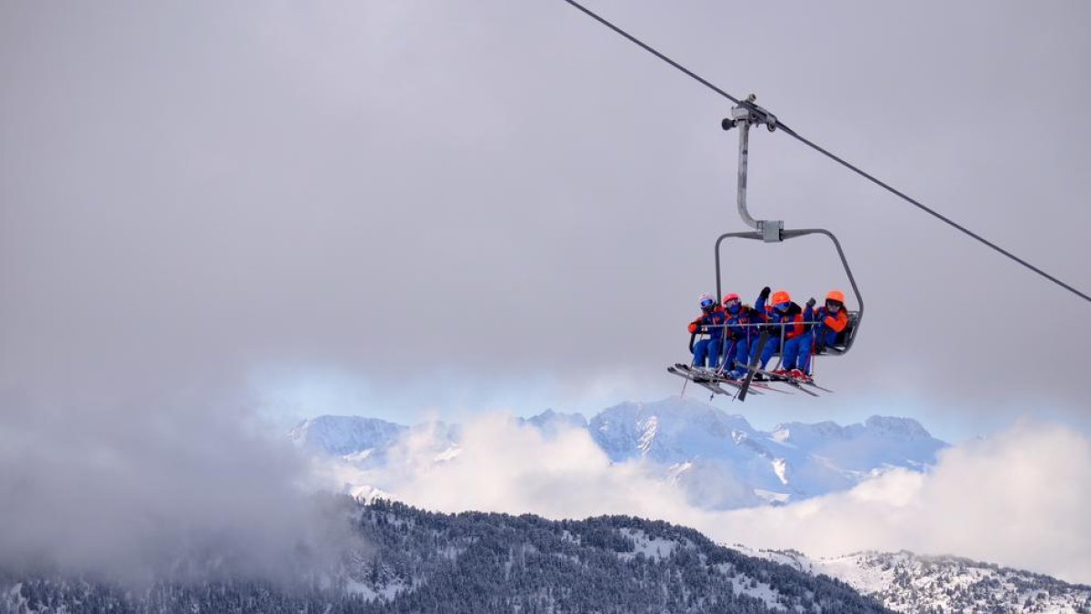 Imagen de algunos de los esquiadores que han pasado por Baqueira Beret este pasado fin de semana.
