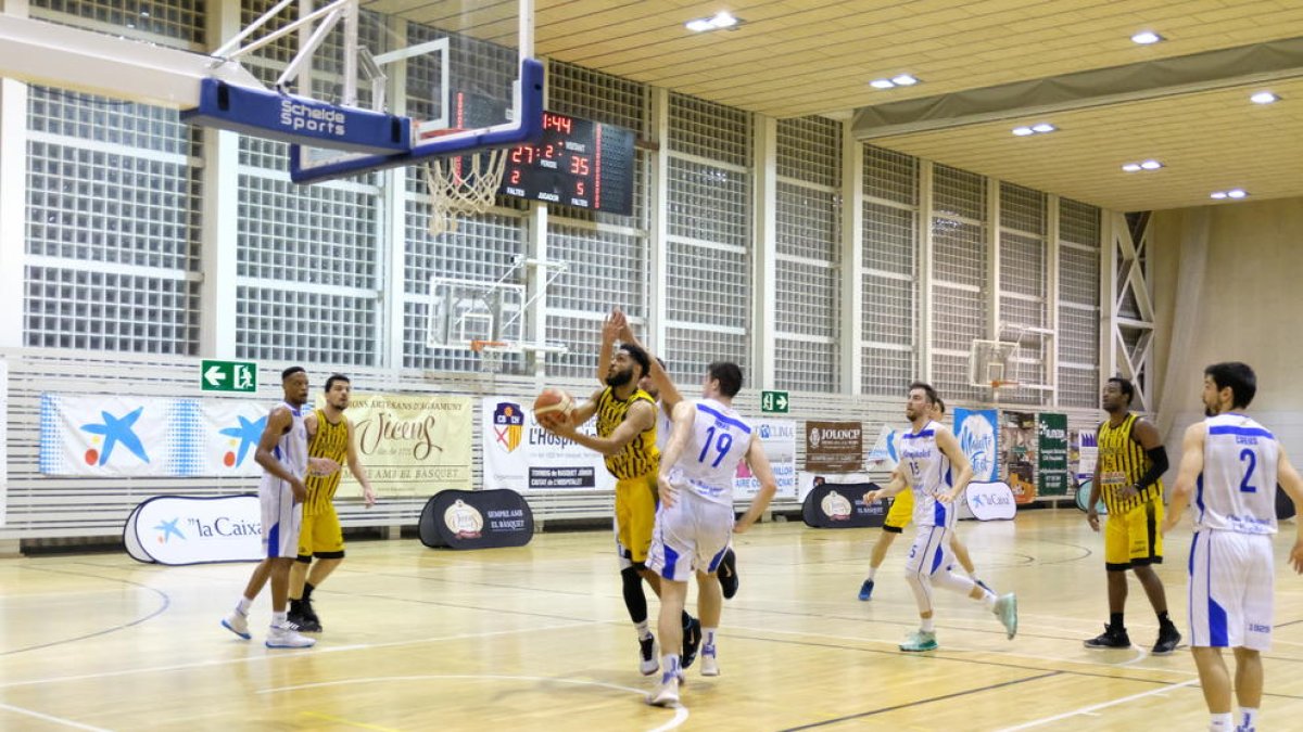Una acció del partit d’ahir entre l’Hospitalet i el Pardinyes.