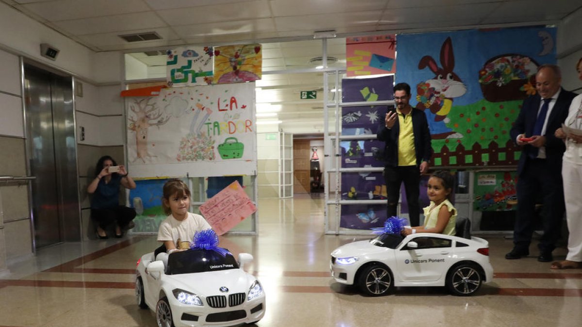El hospital Arnau de Vilanova de Lleida estrena coches eléctricos para los niños ingresados