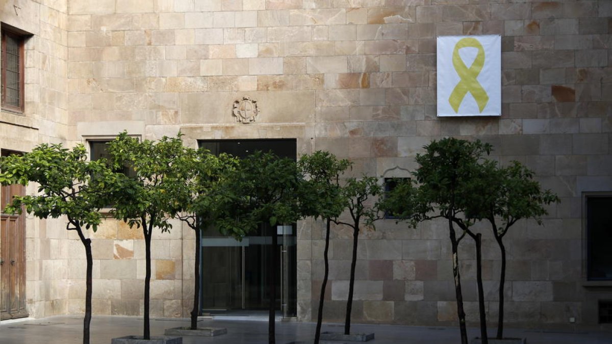 Un lazo amarillo colgado en el Pati dels Tarongers del Palau de la Generalitat.