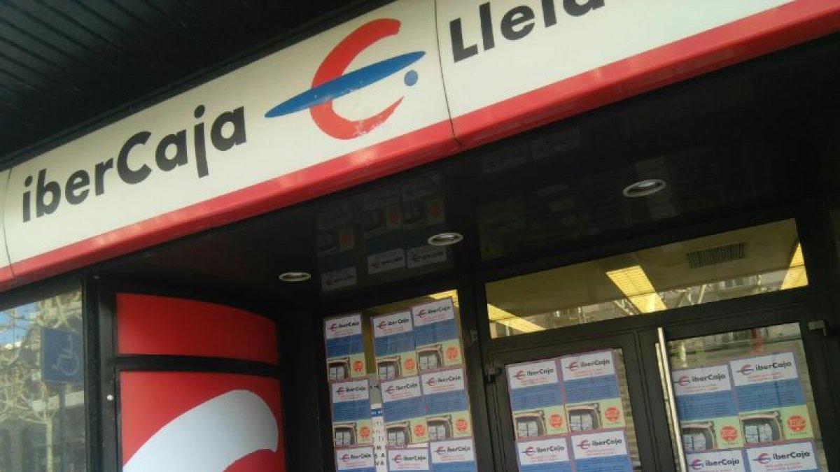 Los CDR empapelaron oficinas de Ibercaja en apoyo a la PAH.